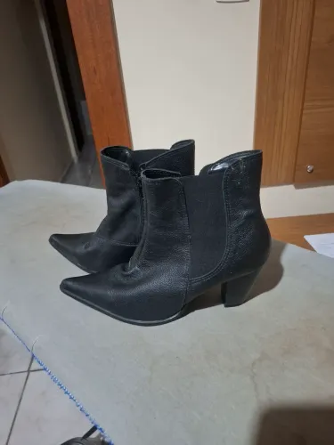 Bota couro cano curto