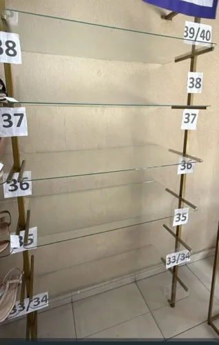  Duas estruturas de ferro com 5 metros e 60 prateleiras de vidro para loja (ferro e vidro)