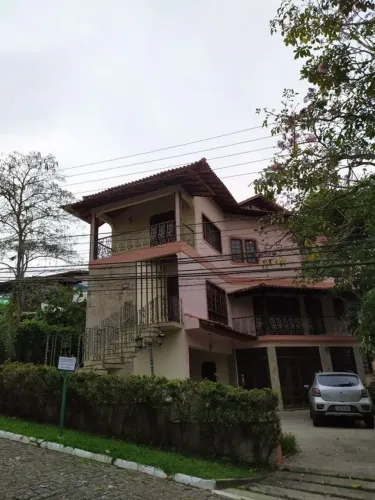BS IMOBILIÁRIA VENDE E ALUGA:Linda casa de 4 andares, com 6 quartos, sendo 3 suítes, escri