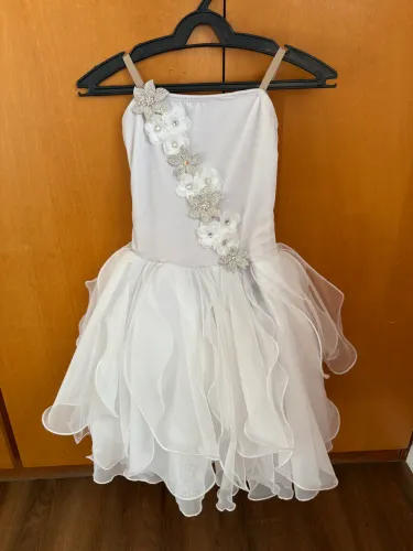 Vestido branco + acessório cabelo