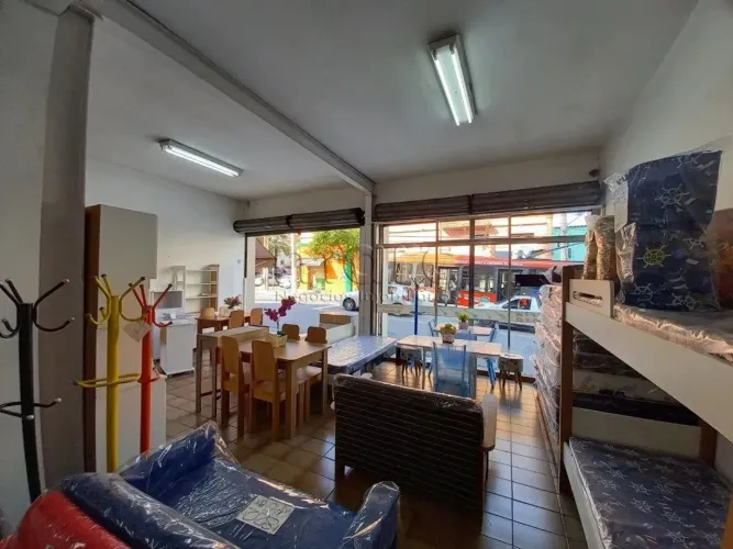 Loja em rua movimentada da Aclimação com 300m², passagem de veículos e pedestres, dividida