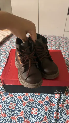 Este modelo é a Bota Coturno Bebê Vertus com Zíper Lateral Marrom