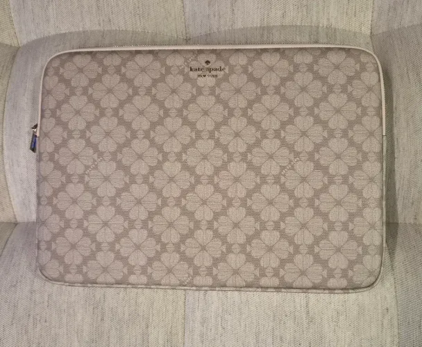 Capa para Notebook Kate Spade New York - Elegância e Proteção