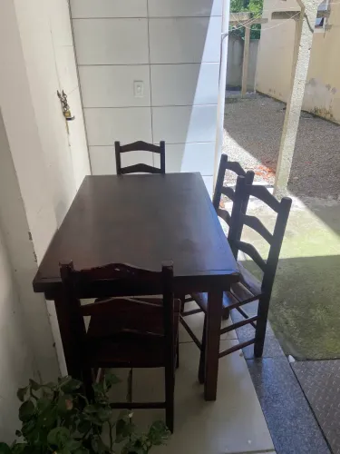 Mesa com 4 cadeiras 