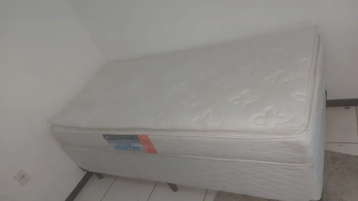 Vendo cama box solteiro 