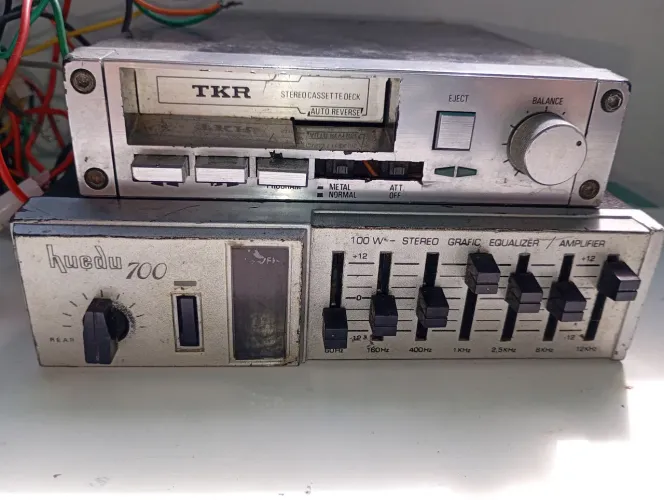 Rádio e amplificador automotivo.