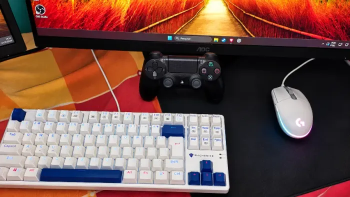 Computador gamer com 2 monitores, headset e todos os periféricos incluídos.