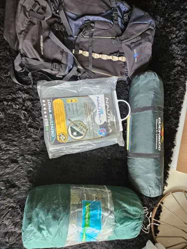 Mochila, barraca, colchonete e lona para camping