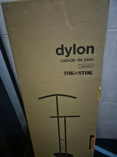 Cabide de piso na caixa