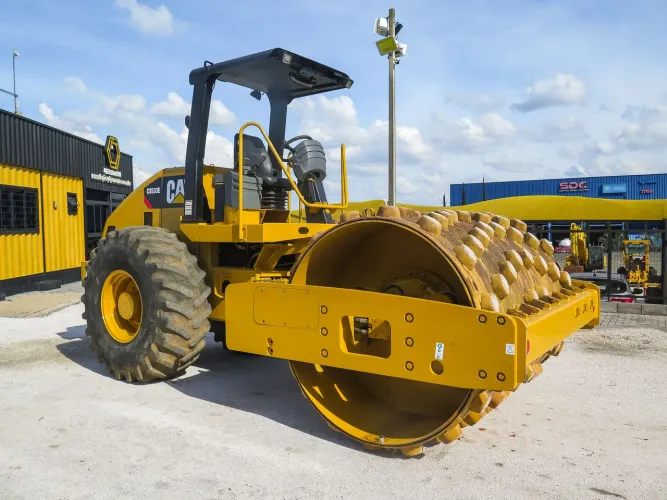 Rolo compactador CATERPILLAR CS533E 2007 com de operação