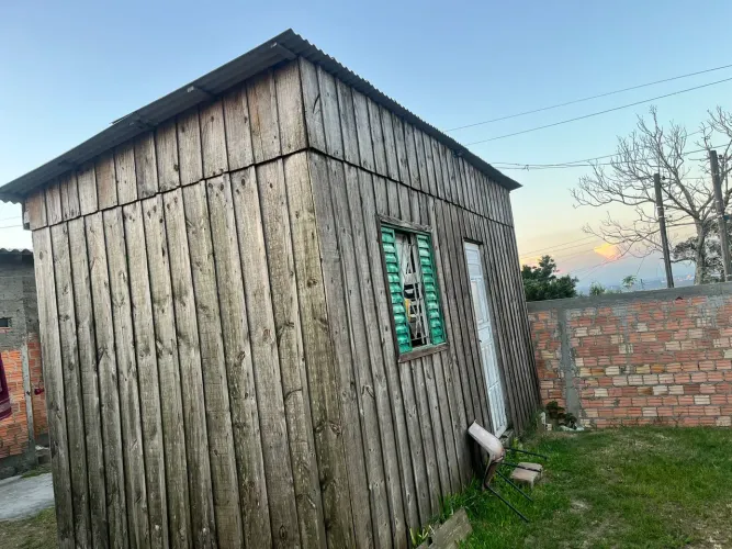 Casa de madeira meia água com tesoura