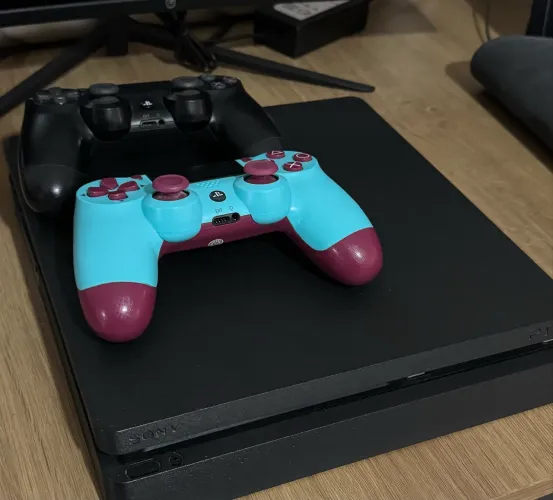 PS4 Slim 1TB muito bem conservado, único dono e sempre usado com cuidado.