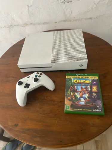 ? Xbox One S 500GB + Controle Original + Crash Bandicoot N. Sane Trilogy