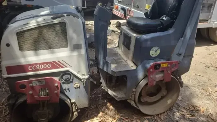 Mini rolo compactador CC900G ano 2022