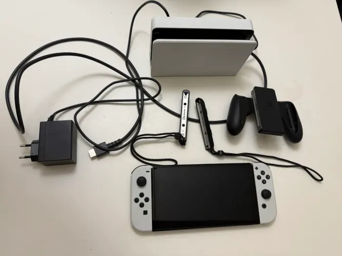 Nintendo Switch OLED - Pouquíssimo uso | R$ 1.850