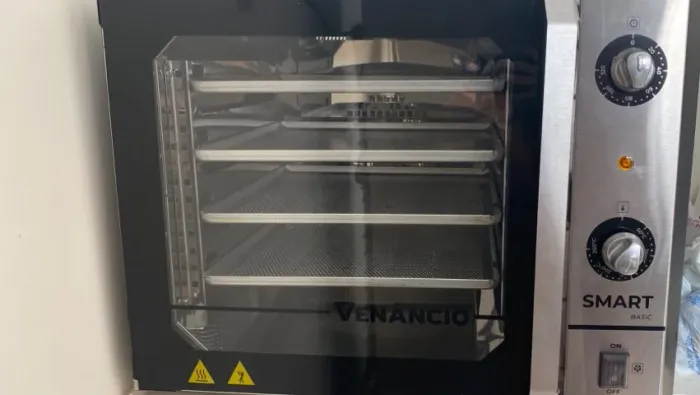 Forno Convector Smart Basic Elétrico preto Venâncio 4 Esteiras Preto 220v