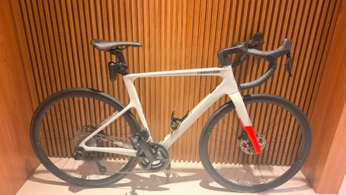 Bicicleta cannondale super six evo - performance, leveza e conforto