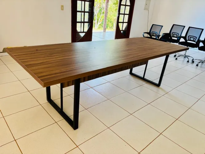 Vende-se mesa industrial para reunião