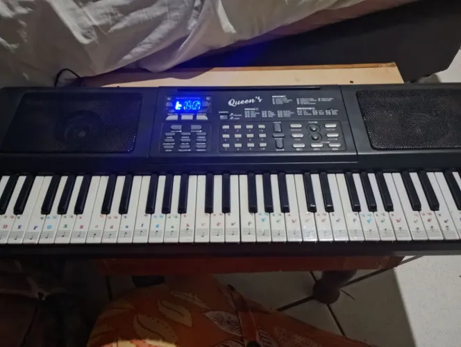 Teclado infantil semi novo marca Quenn's