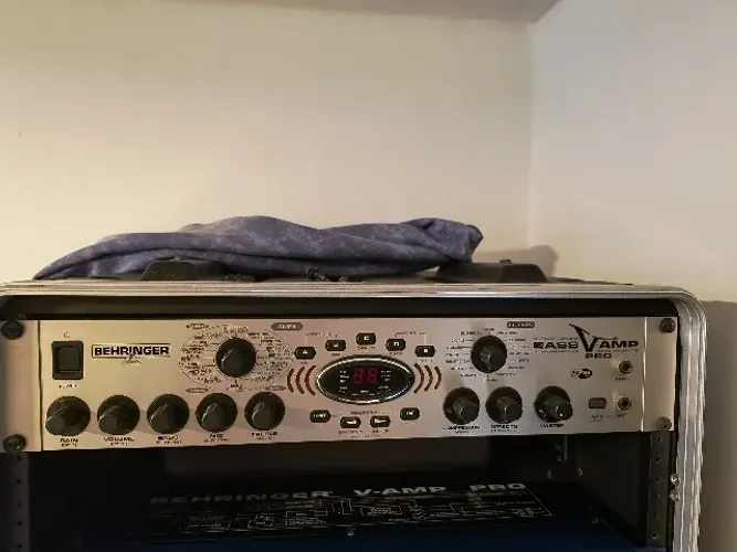  Simulador de amplificador de baixo Behringer BASS V-AMP PRO (Dourado) - É usado como uma 