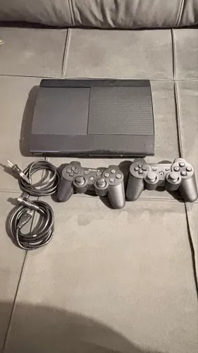 ps3 desbloqueado com fios e 2 controles