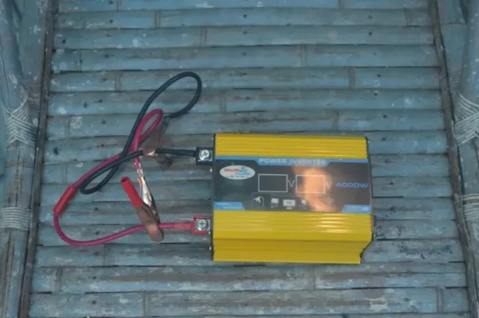 inversor de potência solar de 4000W com visor digital LED.