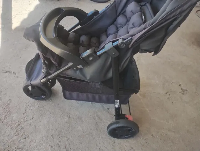 Carrinho de bebê e bebê conforto