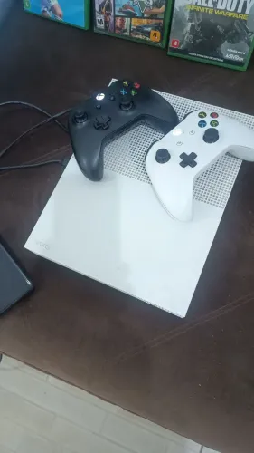 Vídeo game ex one 500 gigas +um terá com duas manetes  com jogos bons+uma tv de 24 polega 