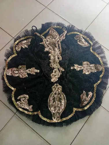 Roupa de bailarina preto com tutu bandeja
