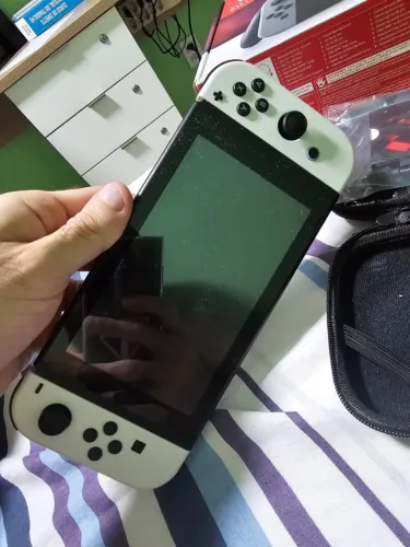 Nintendo Switch completo na caixa