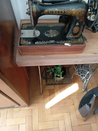 Máquina costura singer funcionando. OBS: SOMENTE A MAQUINA COM BASE E OUTRO VALOR...