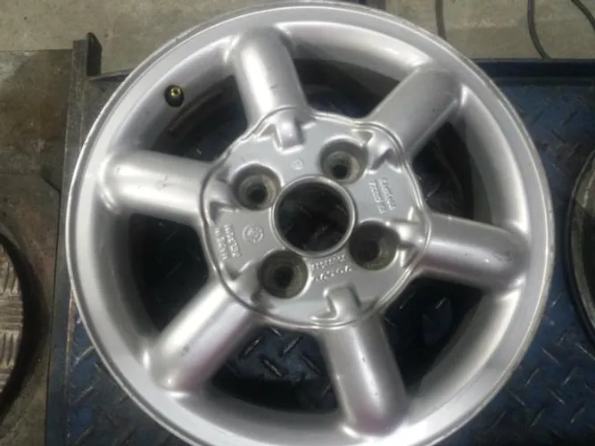 Roda aro 15 Palito Prata Volvo original avulsa