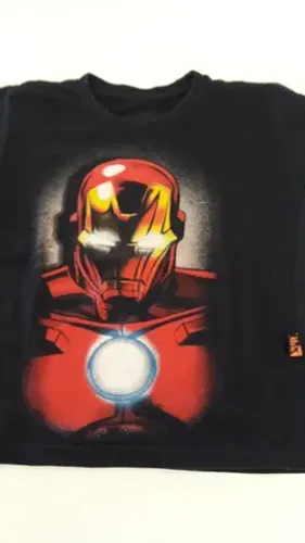 Camiseta Infantil Preta do Homem de Ferro tamanho 6 Seminova