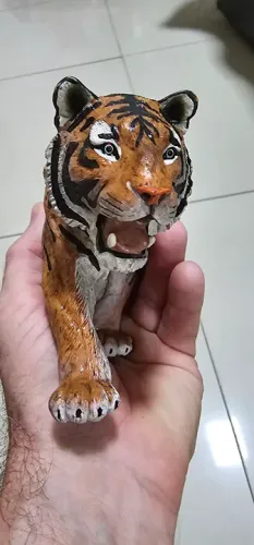 Tigre de borracha para decoração