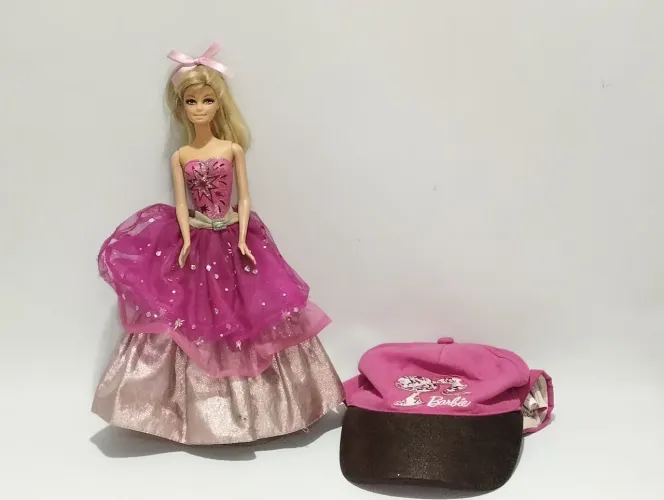 Barbie moda e magia com boné 