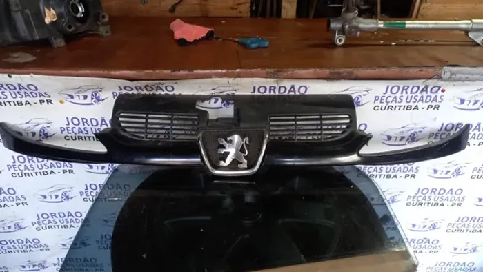Grade com emblema Peugeot 206