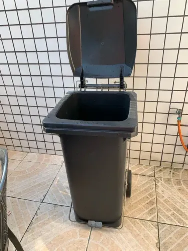 Lixeira com rodas e pedal 120 litros