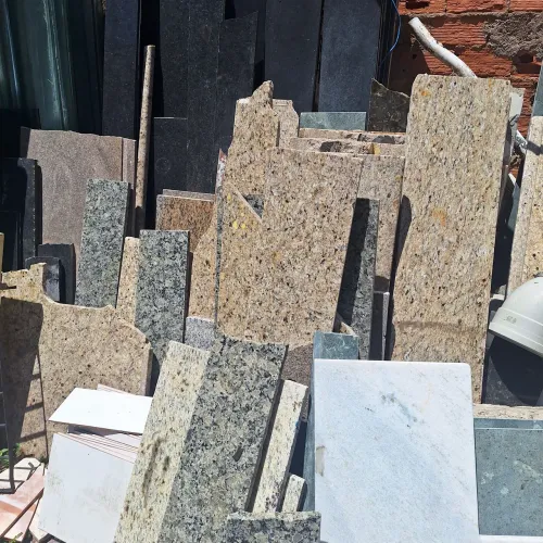 Pedras e granitos variados de cores e tamanhos