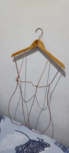 Cabide Silhueta Feminino em marfim.