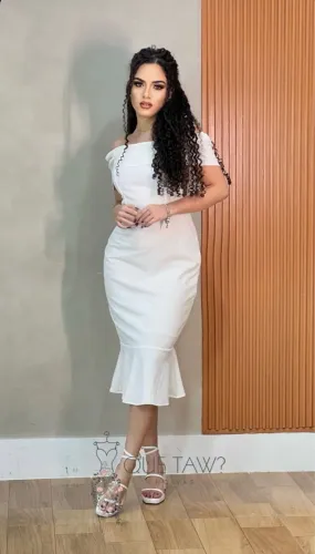 Vestido branco elegante com babado