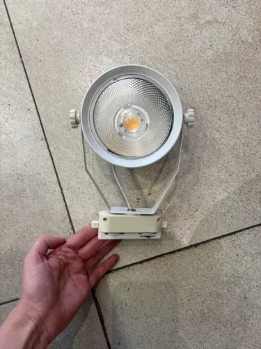 Iluminação para vitrine! 2 trilhos (1m e 1,5m) com 7 spots com lâmpada AR111