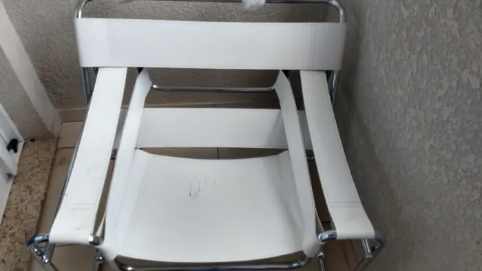 Cadeira em Couro com braços de aluninio cromado