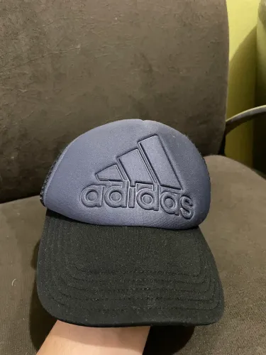 Boné Adidas Preto/Azul Logo Grande - Ajustável