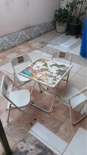 Conjunto de mesa infantil com 4 cadeiras