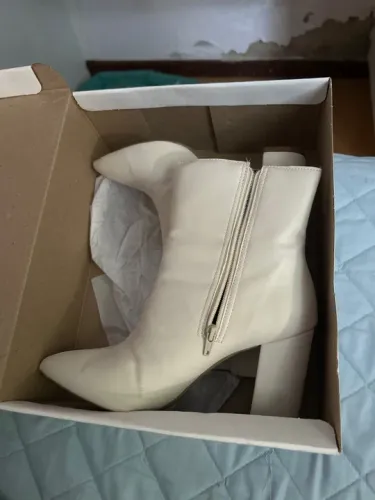 Botas brancas de salto alto