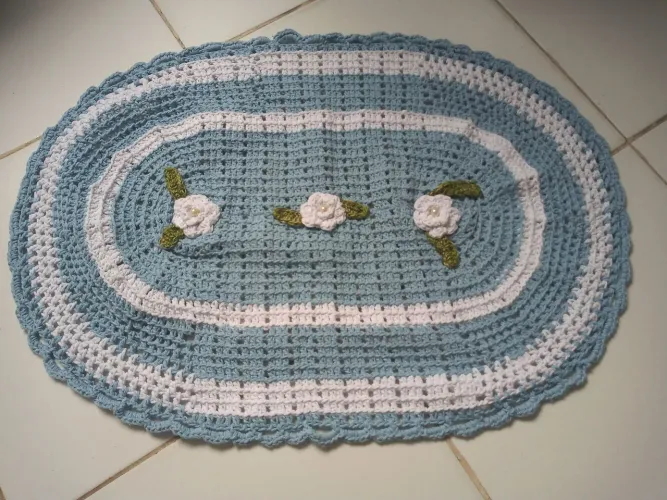 Tapete de crochê oval artesanal com flores