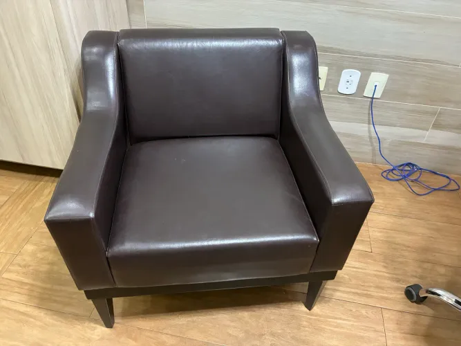 Conjunto 4 Poltronas com Braço de Couro