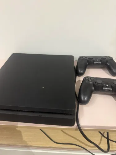 PlayStation 4 com dois controle