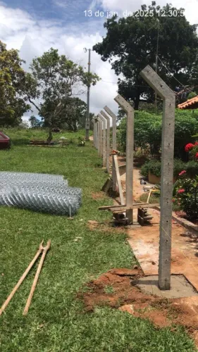 Postes em cimento para cercas de alambrado telas galvanizada, concertina.
