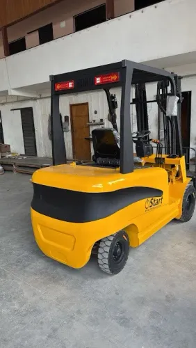 Empilhadeira elétrica com capacidade de carga para 2500kg - Nova